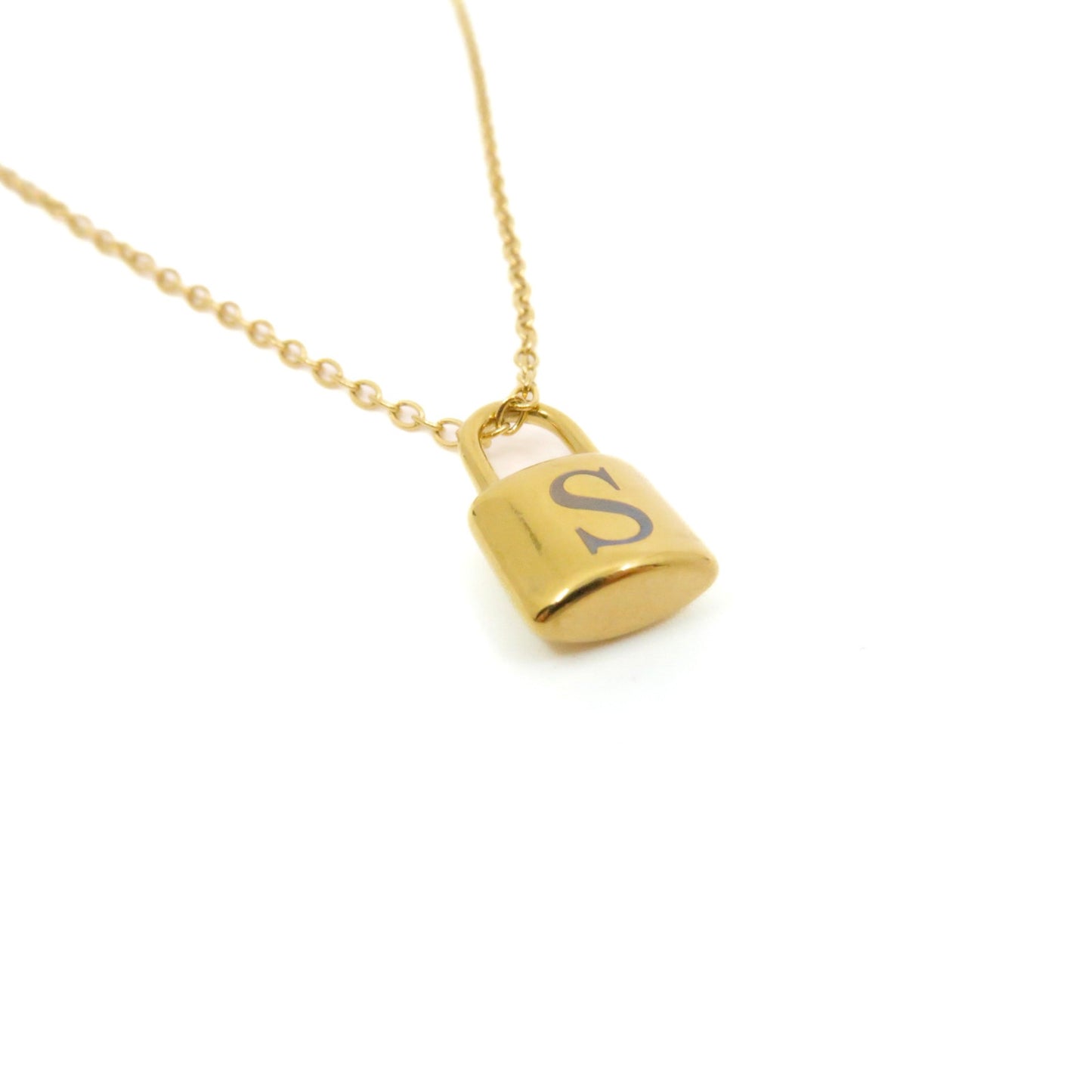 Locket hálsmen með upphafsstaf