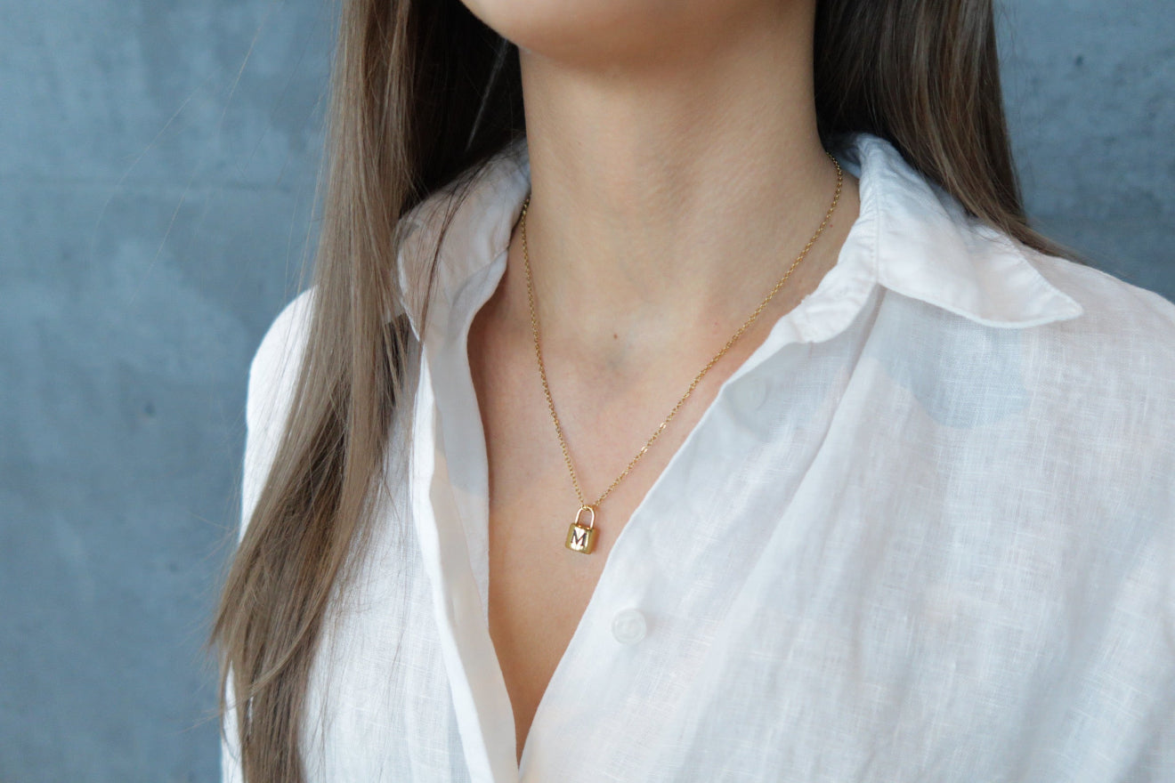 Locket hálsmen með upphafsstaf